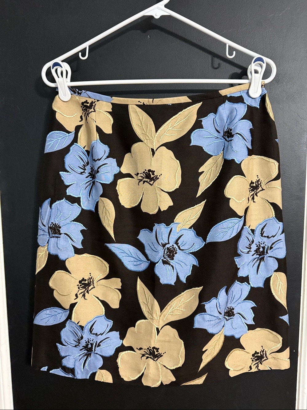 Casual Corner 90s 100% Silk Embroidered Floral Mini Skirt Size: 10 Length: 20”